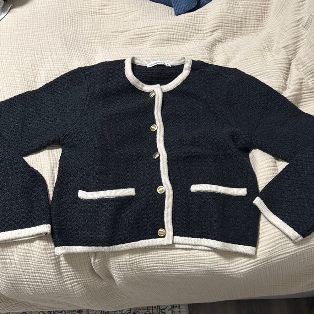 Abercrombie Black and Cream Sweater M (new)